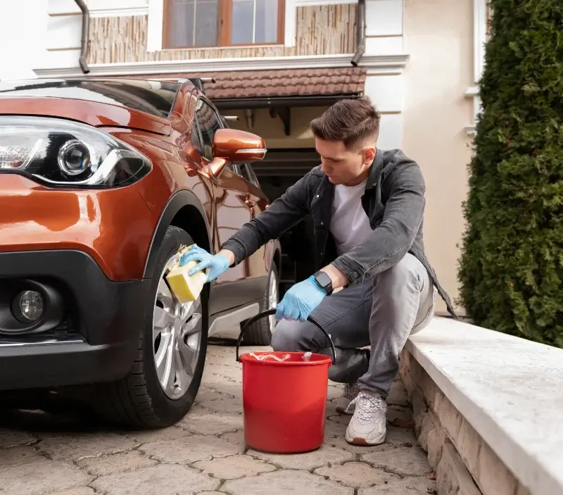 Lavage auto à domicile Saint-Jean-Froidmentel : professionnel intervenant sur un véhicule